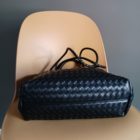 Elegant Black Woven Shoulder Bag - Picture 9 of 14